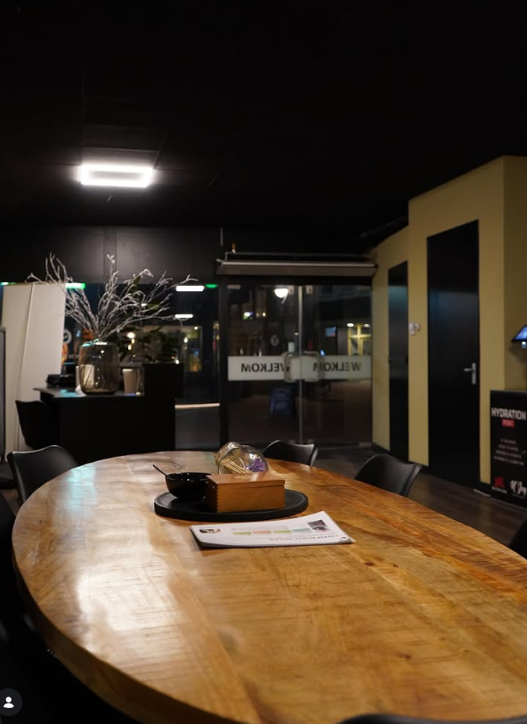 Lounge bij Fitness Factory Assen - koffie na het sporten